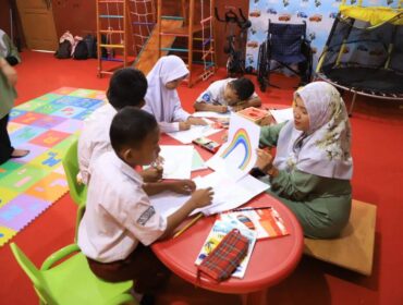 Ilustrasi : Ssiswa siswi Sekolah Dasar saat belajar .( Foto : Ist)