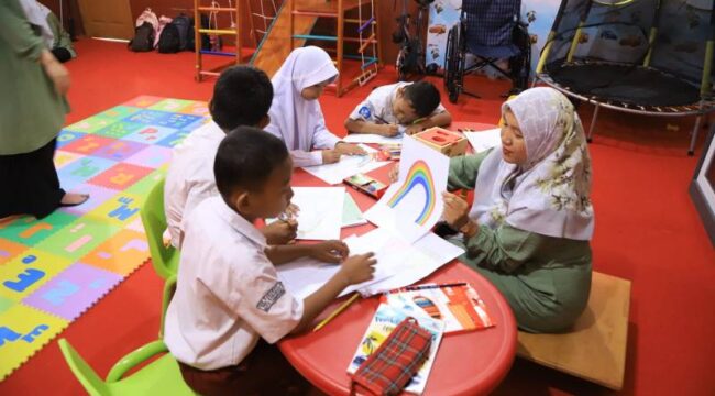 Ilustrasi : Ssiswa siswi Sekolah Dasar saat belajar .( Foto : Ist)
