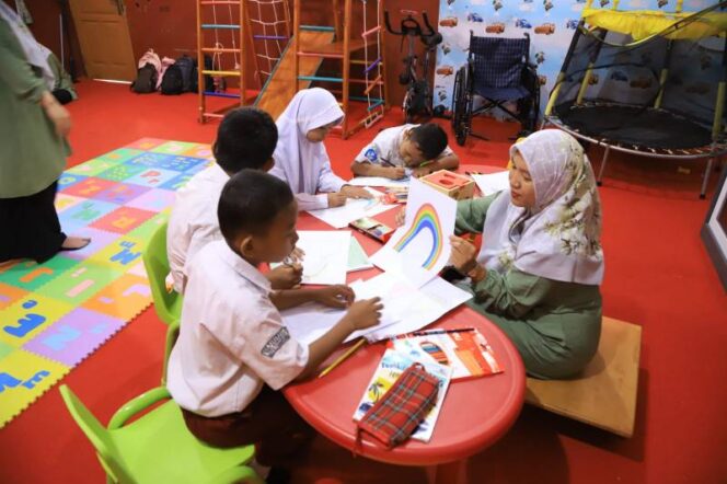 
Ilustrasi : Ssiswa siswi Sekolah Dasar saat belajar .( Foto : Ist)