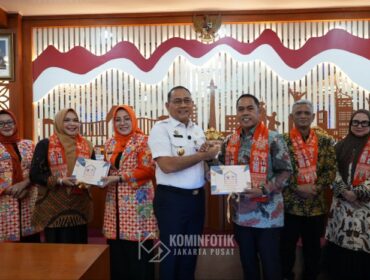 Wali Kota Jakarta Pusat Arifin saat memberikan Cindera Mata kepada Bupati Wajo Provinsi Sulawesi Selatan. (Foto : Kominfotik Pemkot Jakpus)