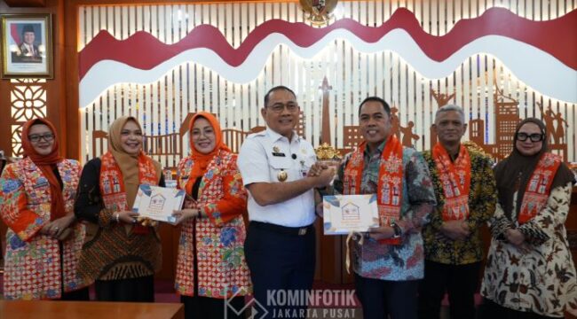 Wali Kota Jakarta Pusat Arifin saat memberikan Cindera Mata kepada Bupati Wajo Provinsi Sulawesi Selatan. (Foto : Kominfotik Pemkot Jakpus)