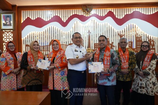 
Wali Kota Jakarta Pusat Arifin saat memberikan Cindera Mata kepada Bupati Wajo Provinsi Sulawesi Selatan. (Foto : Kominfotik Pemkot Jakpus)