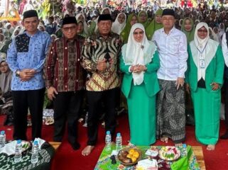 Ketua Fatayat NU Kabupaten Majalengka, Hj. Upik Rofiqoh didampingi KH Maman Imanulhaq (tengah) saat perayaan Harlah Fatayat NU ke 75 di Ponpes Ekologi  Al Mizan Wanajaya, Majalengka (Foto : KITA)