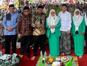 Ketua Fatayat NU Kabupaten Majalengka, Hj. Upik Rofiqoh didampingi KH Maman Imanulhaq (tengah) saat perayaan Harlah Fatayat NU ke 75 di Ponpes Ekologi  Al Mizan Wanajaya, Majalengka (Foto : KITA)