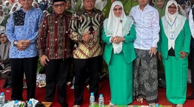 Ketua Fatayat NU Kabupaten Majalengka, Hj. Upik Rofiqoh didampingi KH Maman Imanulhaq (tengah) saat perayaan Harlah Fatayat NU ke 75 di Ponpes Ekologi  Al Mizan Wanajaya, Majalengka (Foto : KITA)