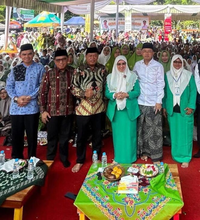 
					Ketua Fatayat NU Kabupaten Majalengka, Hj. Upik Rofiqoh didampingi KH Maman Imanulhaq (tengah) saat perayaan Harlah Fatayat NU ke 75 di Ponpes Ekologi  Al Mizan Wanajaya, Majalengka (Foto : KITA)
