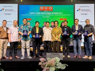 Ketua Umum FIM PII  Ir. Isditya Pratama Putra, S.T, IPM. (nomor dua dari kiri) didampingi jajarannya  saat foto bersama para pemateri. (Foto: Ist)