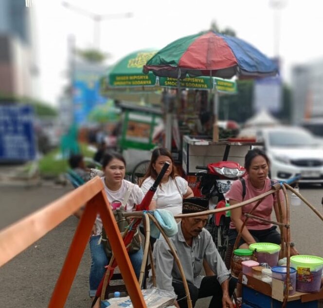 
Pedagang Kaki Lima di luar arena PRJ Kemayoran . (Foto : Ist)