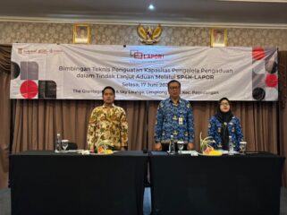 Ahmad Suryadi, Kepala Bidang Informasi dan Komunikasi Publik (tengah) saat membuka Bimtek (Foto; Diskominfo Pemkab Tangerang)