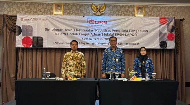 Ahmad Suryadi, Kepala Bidang Informasi dan Komunikasi Publik (tengah) saat membuka Bimtek (Foto; Diskominfo Pemkab Tangerang)