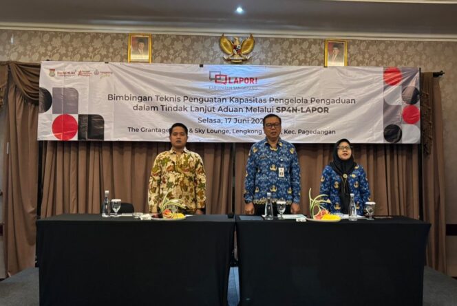 
Ahmad Suryadi, Kepala Bidang Informasi dan Komunikasi Publik (tengah) saat membuka Bimtek (Foto; Diskominfo Pemkab Tangerang)