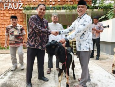 Camat Cempaka Putih, H.R. Igan Muhammad Faisal saat menyerahkan hewan kurban kepada pengurus Masjid. (Foto : Ist)
