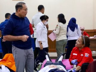 Wali Kota Jakarta Pusat Arifin saat meninjau kegiatan Donor darah dalam rangka HUT Jakarta ke 498 (Foto; Diskominfotik Pemkot Jakpus)