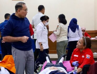 Wali Kota Jakarta Pusat Arifin saat meninjau kegiatan Donor darah dalam rangka HUT Jakarta ke 498 (Foto; Diskominfotik Pemkot Jakpus)