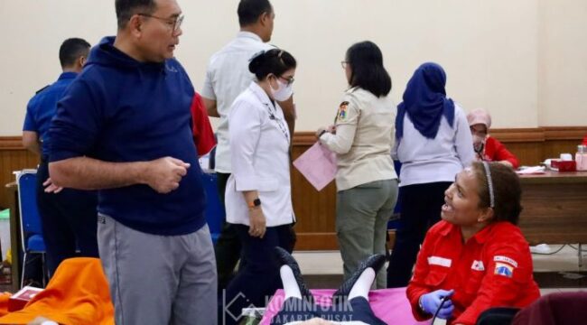 Wali Kota Jakarta Pusat Arifin saat meninjau kegiatan Donor darah dalam rangka HUT Jakarta ke 498 (Foto; Diskominfotik Pemkot Jakpus)