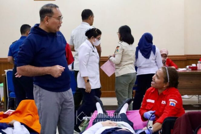
Wali Kota Jakarta Pusat Arifin saat meninjau kegiatan Donor darah dalam rangka HUT Jakarta ke 498 (Foto; Diskominfotik Pemkot Jakpus)