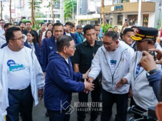 Wali Kota Jakarta Pusat Arifin saat berjabat tangan dengan Gubernur DKI Jakarta Pramono Anung yang didampingi Wagub Rano Karno (Foto : Kominfotik Jakarta Pusat)