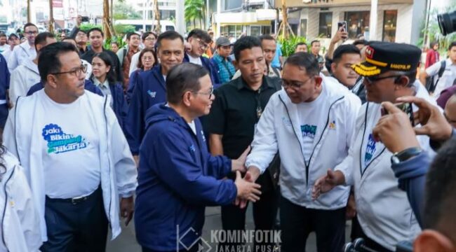 Wali Kota Jakarta Pusat Arifin saat berjabat tangan dengan Gubernur DKI Jakarta Pramono Anung yang didampingi Wagub Rano Karno (Foto : Kominfotik Jakarta Pusat)