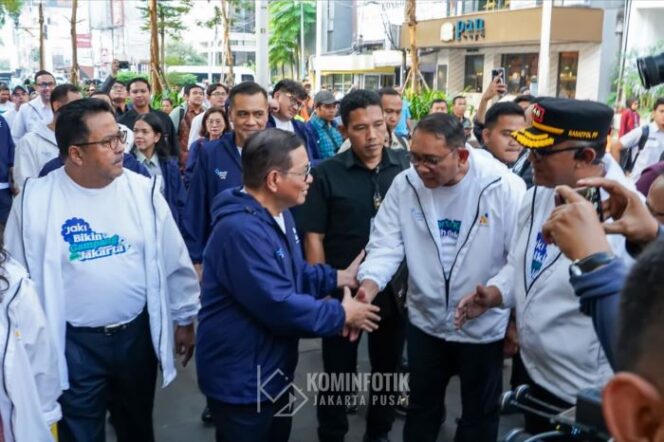 
Wali Kota Jakarta Pusat Arifin saat berjabat tangan dengan Gubernur DKI Jakarta Pramono Anung yang didampingi Wagub Rano Karno (Foto : Kominfotik Jakarta Pusat)