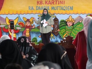 Wakil Bupati Tangerang Intan Nurul Hikmas saat memberikan sambutan dalam acara kenaikan kelas dan kelulusan TK RA Daarul Muttaqin ( Foto:Prokofim Kab.Tangerang)