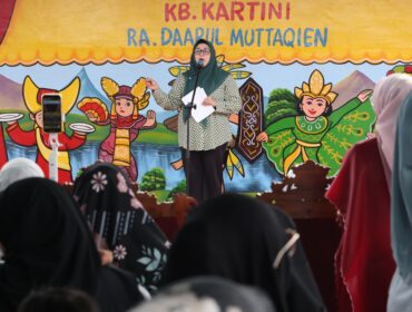 Wakil Bupati Tangerang Intan Nurul Hikmas saat memberikan sambutan dalam acara kenaikan kelas dan kelulusan TK RA Daarul Muttaqin ( Foto:Prokofim Kab.Tangerang)