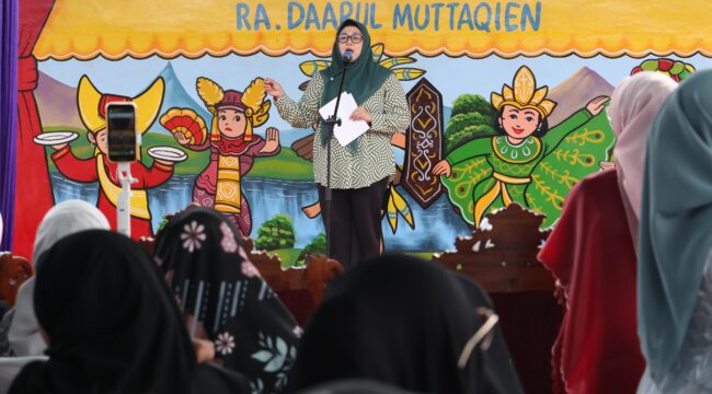 Wakil Bupati Tangerang Intan Nurul Hikmas saat memberikan sambutan dalam acara kenaikan kelas dan kelulusan TK RA Daarul Muttaqin ( Foto:Prokofim Kab.Tangerang)