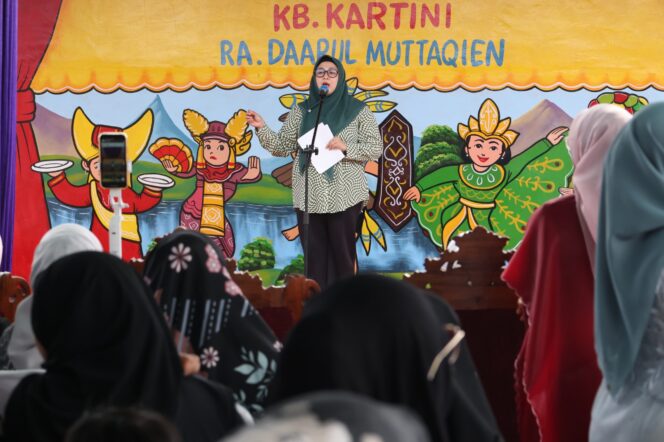 
Wakil Bupati Tangerang Intan Nurul Hikmas saat memberikan sambutan dalam acara kenaikan kelas dan kelulusan TK RA Daarul Muttaqin ( Foto:Prokofim Kab.Tangerang)