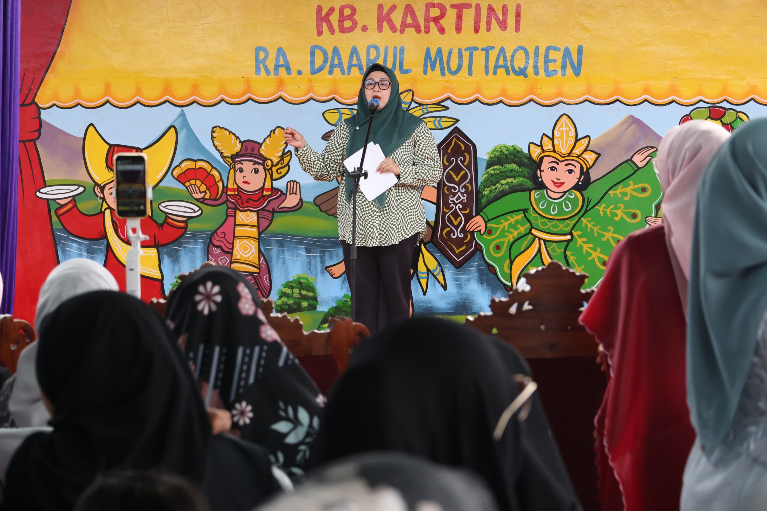 Wakil Bupati Tangerang Intan Nurul Hikmas saat memberikan sambutan dalam acara kenaikan kelas dan kelulusan TK RA Daarul Muttaqin ( Foto:Prokofim Kab.Tangerang)