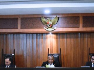 Ketua Komisi Majelis Budi Joyo Santoso yang didampingi anggotanya Aru Armando dan Gopprera Panggabean saat melaksanakan sidang penetapan  (Foto : KPPU) 