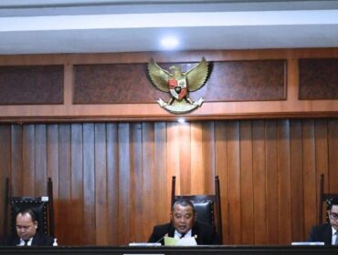Ketua Komisi Majelis Budi Joyo Santoso yang didampingi anggotanya Aru Armando dan Gopprera Panggabean saat melaksanakan sidang penetapan  (Foto : KPPU) 