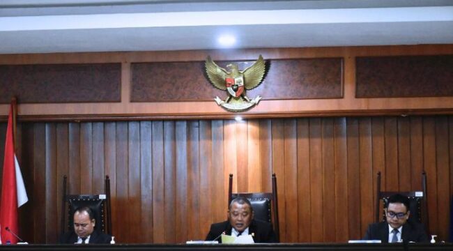 Ketua Komisi Majelis Budi Joyo Santoso yang didampingi anggotanya Aru Armando dan Gopprera Panggabean saat melaksanakan sidang penetapan  (Foto : KPPU) 
