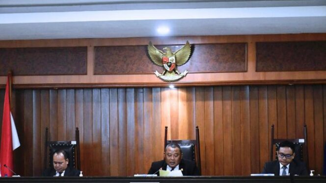 
Ketua Komisi Majelis Budi Joyo Santoso yang didampingi anggotanya Aru Armando dan Gopprera Panggabean saat melaksanakan sidang penetapan  (Foto : KPPU) 