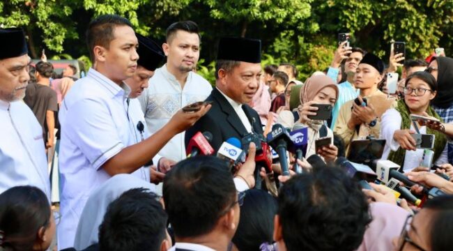 Menteri Dalam Negeri Tito Karnavian saat memberi keterangan kepada Awak Media usai salat Iduladha. (Foto : Puspen Kemendagri)