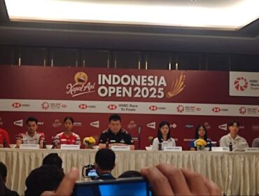  Ketua Panitia Indonesia Open 2025 Armand Darmadji (Tengah) saat konferensi pers Senin (2/6/2025). (Foto: Sirhan)
