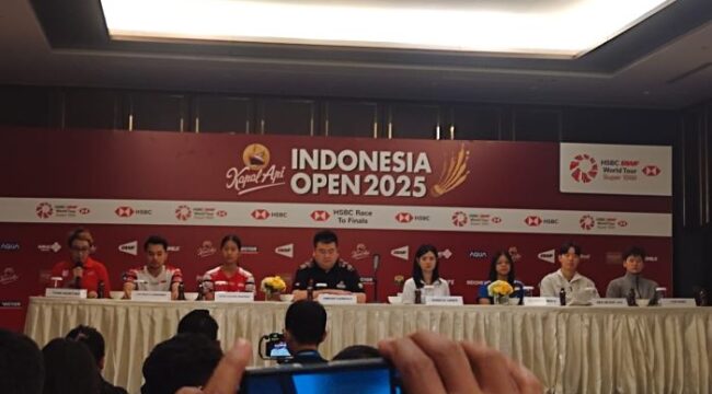  Ketua Panitia Indonesia Open 2025 Armand Darmadji (Tengah) saat konferensi pers Senin (2/6/2025). (Foto: Sirhan)