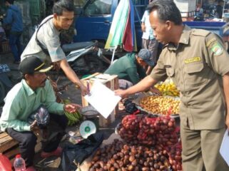 Petugas Trantib Pemkot Tangerang saat memeberikan surat edaran kepada pedagang di Pasar Anyar  Kota Tangerang  (Foto : Diskominfo Pemkot Tangerang)