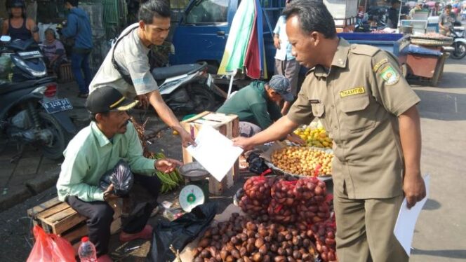 
Petugas Trantib Pemkot Tangerang saat memeberikan surat edaran kepada pedagang di Pasar Anyar  Kota Tangerang  (Foto : Diskominfo Pemkot Tangerang)