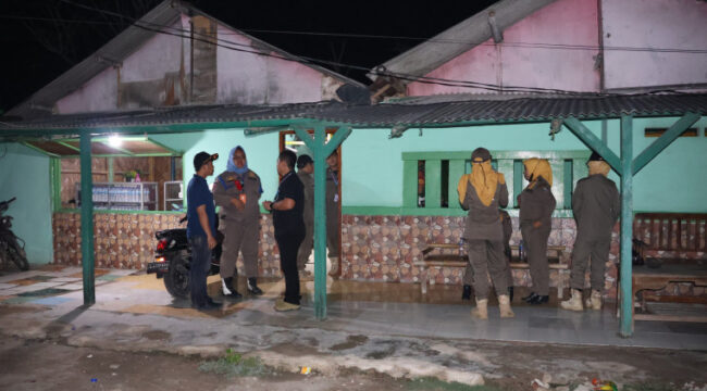 Para petugas Satpol PP Kabupaten Tangerang saat melakukan opeasi Pekat  (Foto : Diskominfotik Kab.Tangerang)
