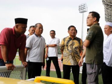 Sekretaris Daerah Kota Tangerang, Herman Suwarman mendampingi Sekretaris Kementerian Pembangunan Kependudukan dan Keluarga Berencana Nasional (Kemendukbangga), Prof. Budi Setiyono, S.Sos saat mengunjungi Stadion  Benteng Reborn (Foto: Kominfotik Pemkot Tangerang)