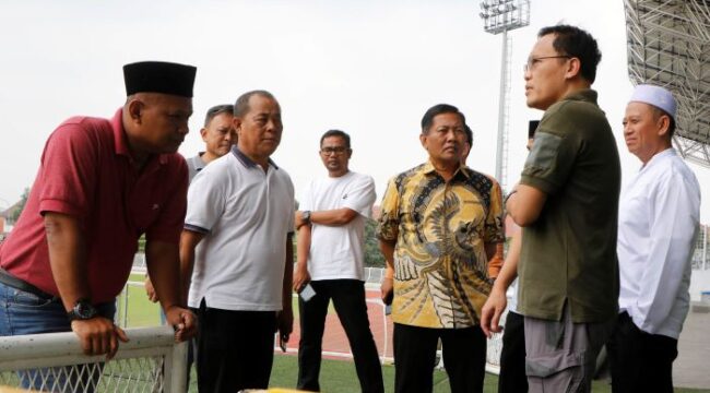 Sekretaris Daerah Kota Tangerang, Herman Suwarman mendampingi Sekretaris Kementerian Pembangunan Kependudukan dan Keluarga Berencana Nasional (Kemendukbangga), Prof. Budi Setiyono, S.Sos saat mengunjungi Stadion  Benteng Reborn (Foto: Kominfotik Pemkot Tangerang)