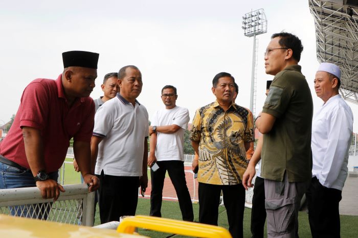 Sekretaris Daerah Kota Tangerang, Herman Suwarman mendampingi Sekretaris Kementerian Pembangunan Kependudukan dan Keluarga Berencana Nasional (Kemendukbangga), Prof. Budi Setiyono, S.Sos saat mengunjungi Stadion  Benteng Reborn (Foto: Kominfotik Pemkot Tangerang)