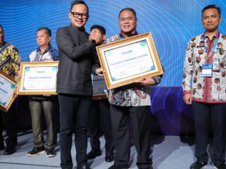 wakil Menteri Dalam Negeri saat memberikan Piagam Penghargaan Kepada Wali Kota Tangsel Benyamin Davnie (Foto : Kominfotik Pemkot Tangsel)