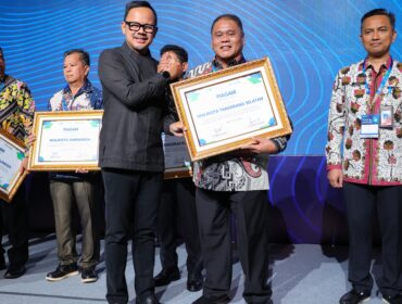 wakil Menteri Dalam Negeri saat memberikan Piagam Penghargaan Kepada Wali Kota Tangsel Benyamin Davnie (Foto : Kominfotik Pemkot Tangsel)