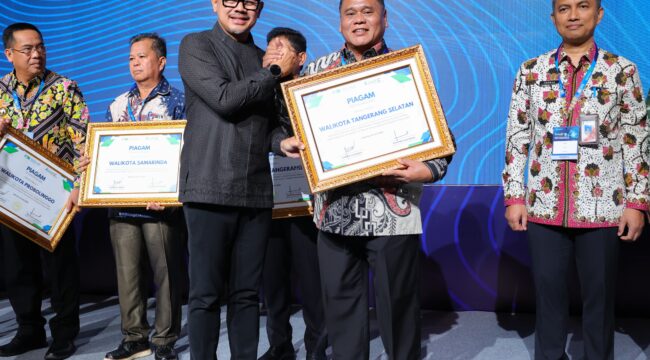 wakil Menteri Dalam Negeri saat memberikan Piagam Penghargaan Kepada Wali Kota Tangsel Benyamin Davnie (Foto : Kominfotik Pemkot Tangsel)