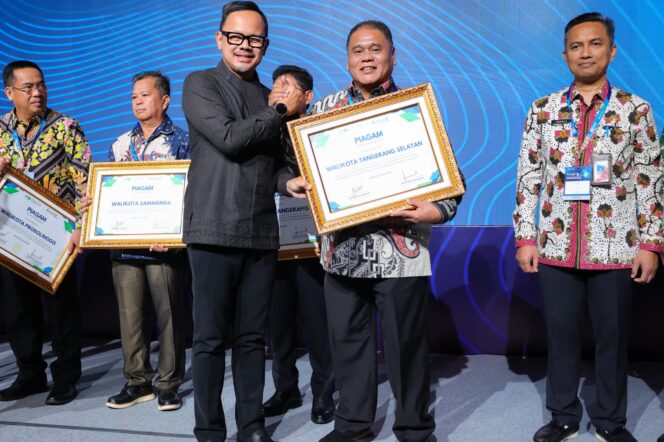 
					wakil Menteri Dalam Negeri saat memberikan Piagam Penghargaan Kepada Wali Kota Tangsel Benyamin Davnie (Foto : Kominfotik Pemkot Tangsel)