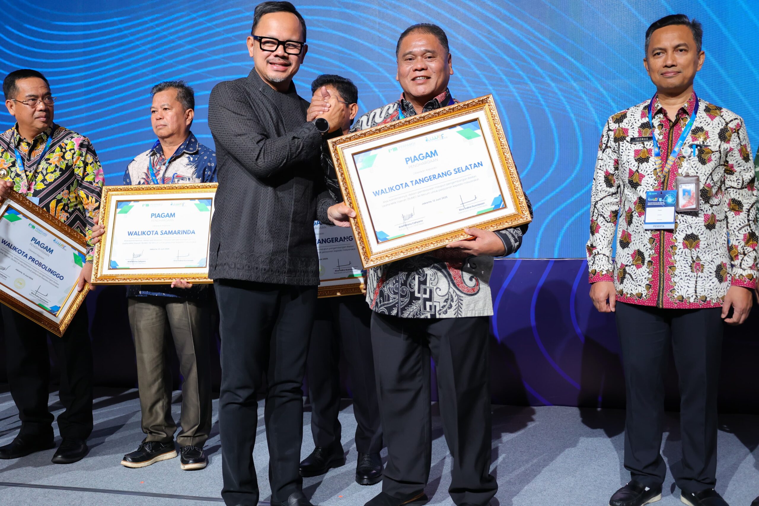 wakil Menteri Dalam Negeri saat memberikan Piagam Penghargaan Kepada Wali Kota Tangsel Benyamin Davnie (Foto : Kominfotik Pemkot Tangsel)