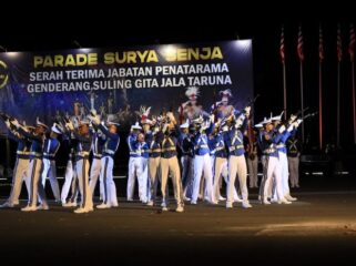 Salah satu atraksi yang diperagakan oleh para  Taruna ALL dalam acara Parade Senja Taruna AAL . (Foto : Dispen Kormar AL)

