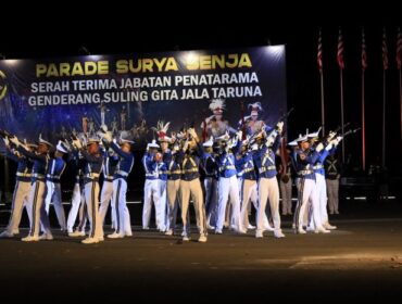 Salah satu atraksi yang diperagakan oleh para  Taruna ALL dalam acara Parade Senja Taruna AAL . (Foto : Dispen Kormar AL)
