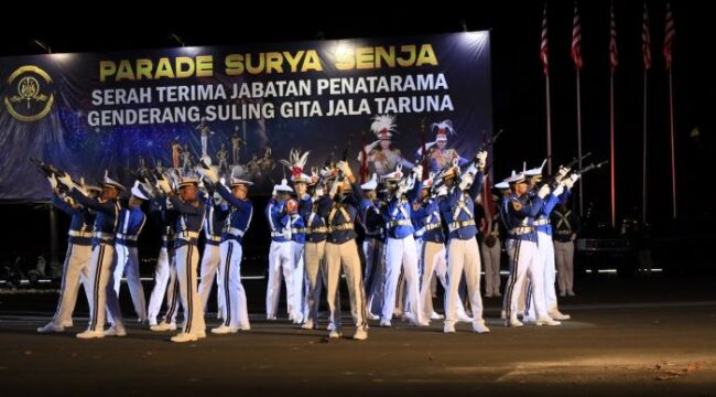 Salah satu atraksi yang diperagakan oleh para  Taruna ALL dalam acara Parade Senja Taruna AAL . (Foto : Dispen Kormar AL)
