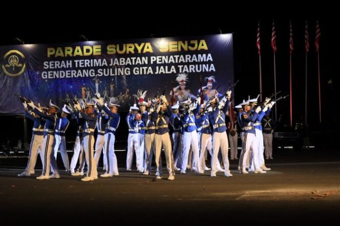 
					Salah satu atraksi yang diperagakan oleh para  Taruna ALL dalam acara Parade Senja Taruna AAL . (Foto : Dispen Kormar AL)

